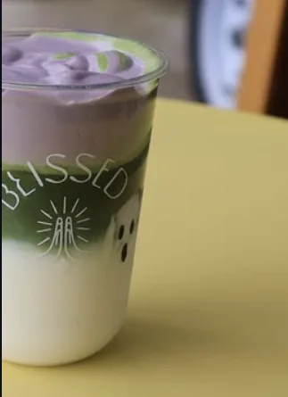 Matcha con foam en mesa amarilla